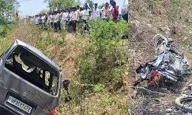 महोबा में भीषण सड़क हादसा: कार और बाइक की टक्कर में पांच लोगों की मौत महोबा में भीषण सड़क हादसा: कार और बाइक की टक्कर में पांच लोगों की मौत