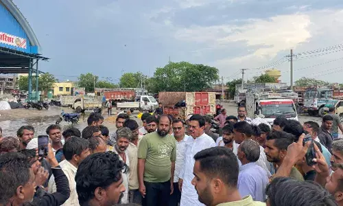 पूर्व सहकारिता आंजना मिले किसानों से बारिश से हुए नुकसान का लिया जायजा