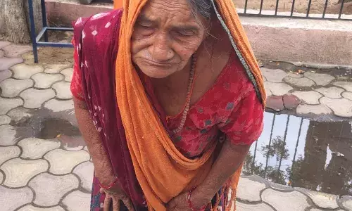 न्यायालय का स्टे होने के बावजूद भी अधिकारियो ने कर दी रजिस्ट्री, पीड़िता ने सौंपा कलक्टर,एसपी को ज्ञापन