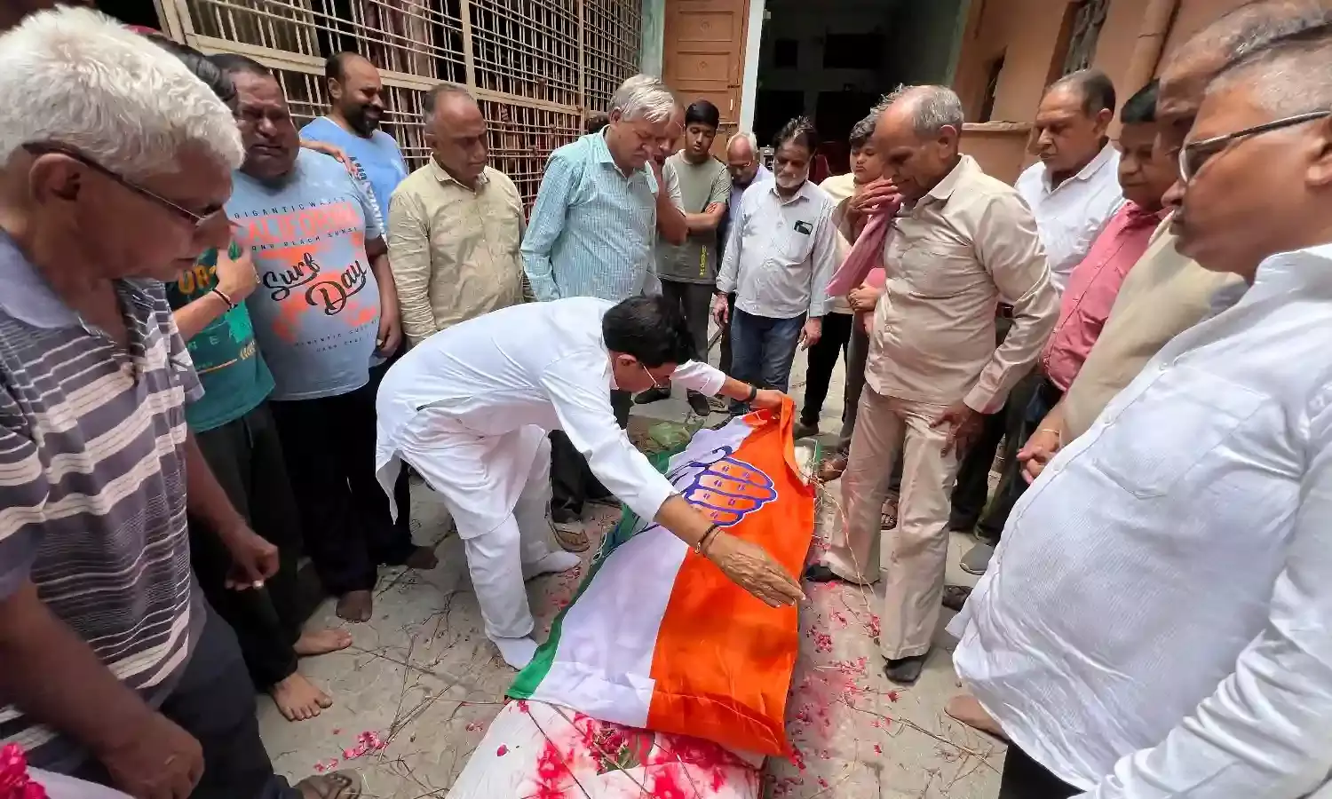 पूर्व सहकारिता मंत्री  आंजना ने कांग्रेस का ध्वज ओढ़ा पार्टी की तरफ से दी श्रद्धांजलि