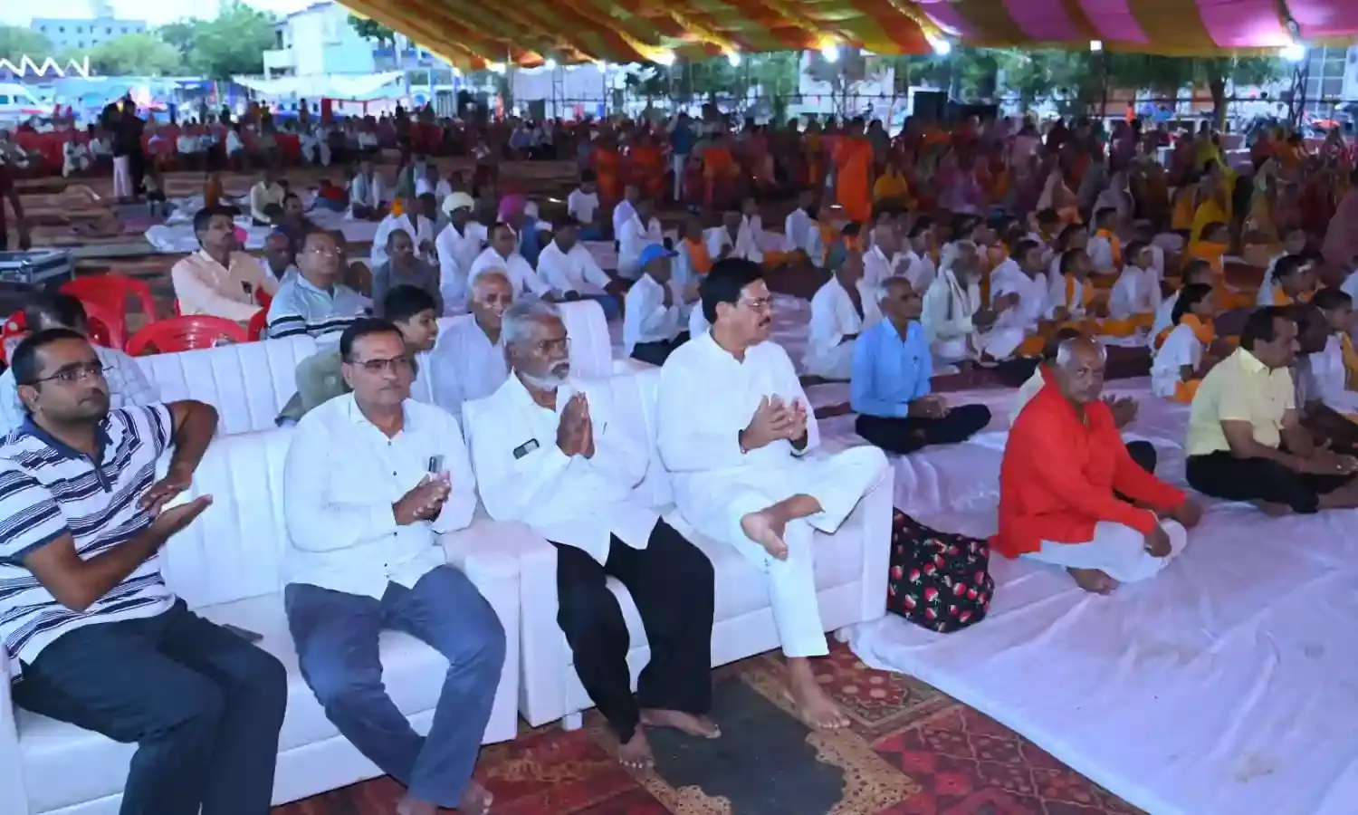 पूर्व सहकारिता मंत्री  आंजना ने ठाकुरजी से क्षेत्र में सुख,शांति,समृद्धि उन्नति और खुशहाली की प्रार्थना की