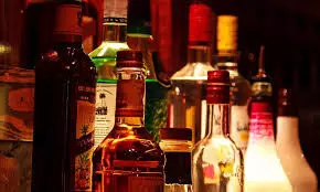 डंपर में पत्थरों के नीचे छुपाई थी 15 लाख की शराब, पुलिस ने किया पर्दाफाश