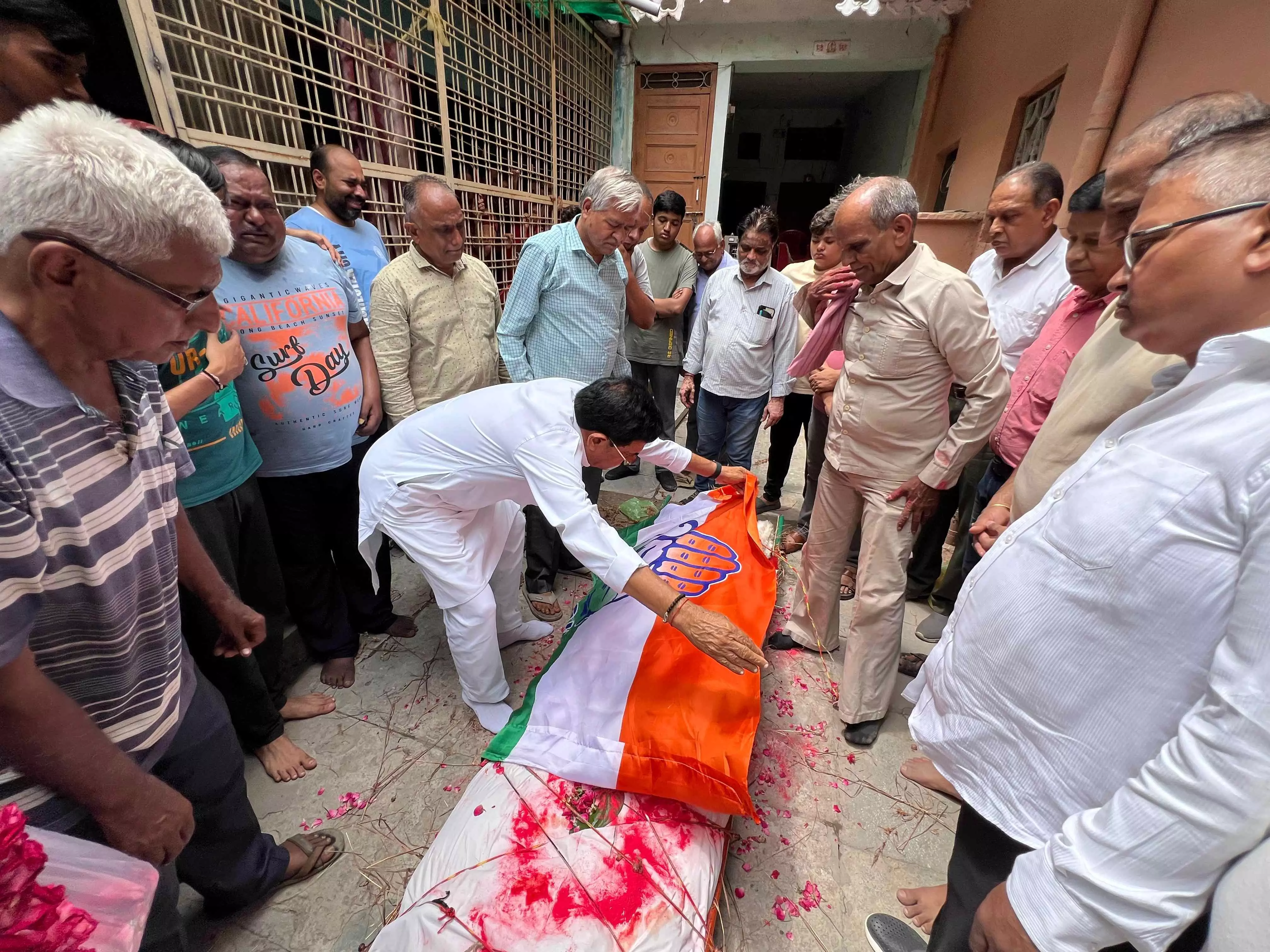 पूर्व सहकारिता मंत्री  आंजना ने कांग्रेस का ध्वज ओढ़ा पार्टी की तरफ से दी श्रद्धांजलि