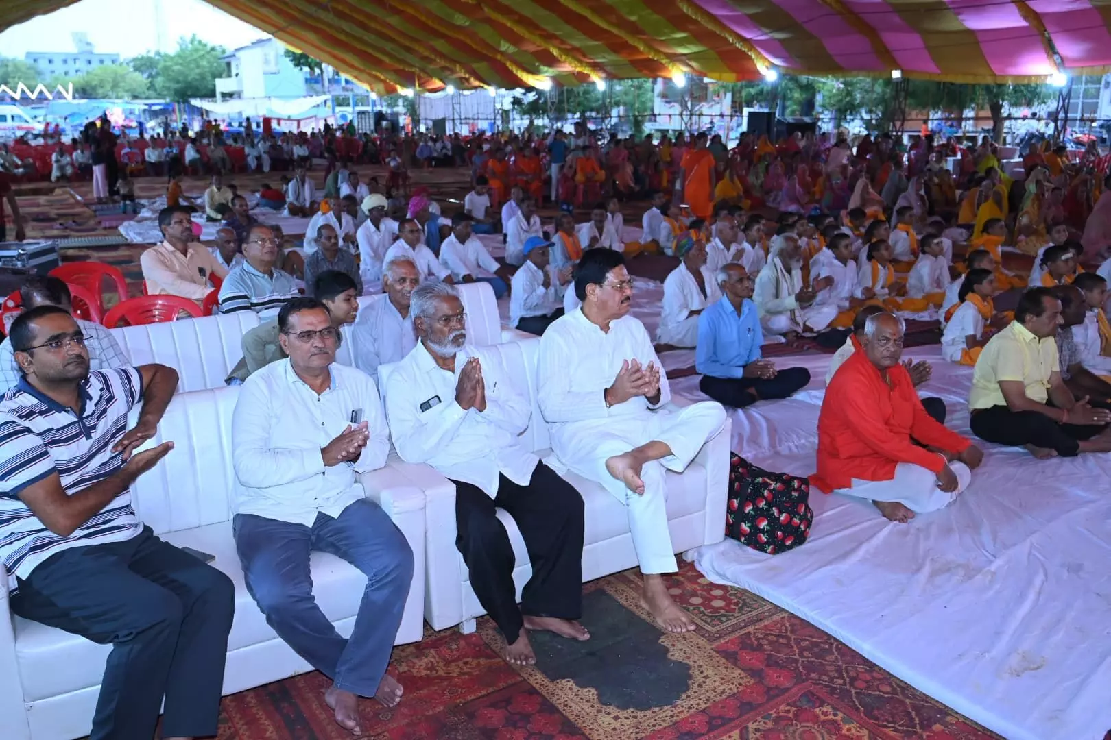 पूर्व सहकारिता मंत्री  आंजना ने ठाकुरजी से क्षेत्र में सुख,शांति,समृद्धि उन्नति और खुशहाली की प्रार्थना की