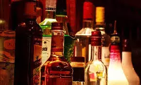 डंपर में पत्थरों के नीचे छुपाई थी 15 लाख की शराब, पुलिस ने किया पर्दाफाश