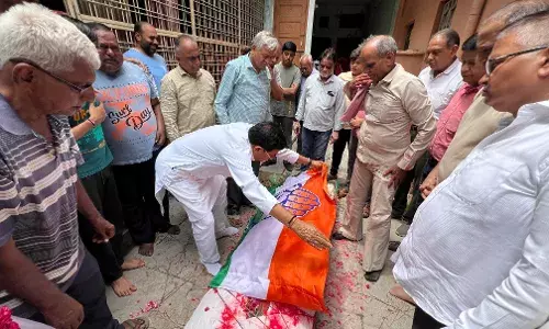 पूर्व सहकारिता मंत्री  आंजना ने कांग्रेस का ध्वज ओढ़ा पार्टी की तरफ से दी श्रद्धांजलि