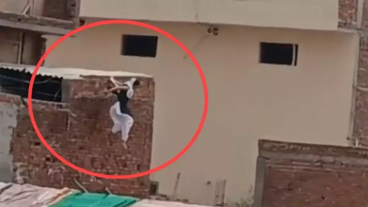 पत‍ि को देखते ही होटल की छत से यूं कूदकर भागी महि‍ला, पकड़ ल‍िया गया प्रेमी