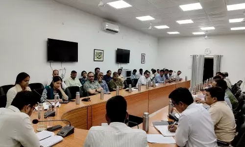 जिला कलेक्टर ने निगम व अन्य विभागों के अधिकारियों की ली बैठक , दिए आवश्यक निर्देश