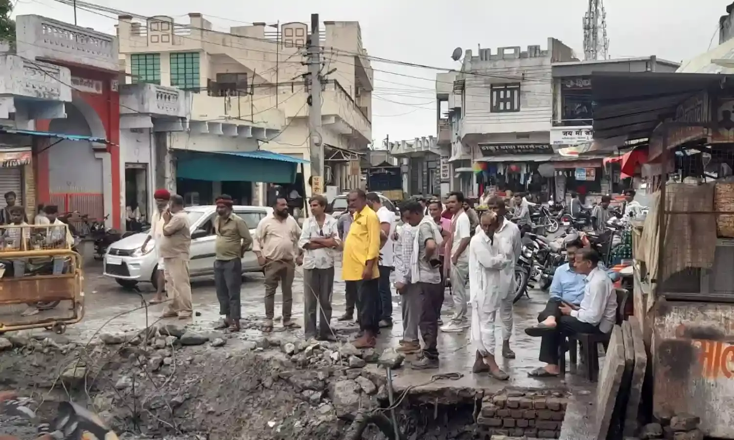 शाहपुरा में वर्षों से बंद पड़ा नाला तोड़ा, नए नाले का कार्य शुरू गंदे पानी की समस्या से मिलेगी राहत, सभापति ने शुरू कराया कार्य