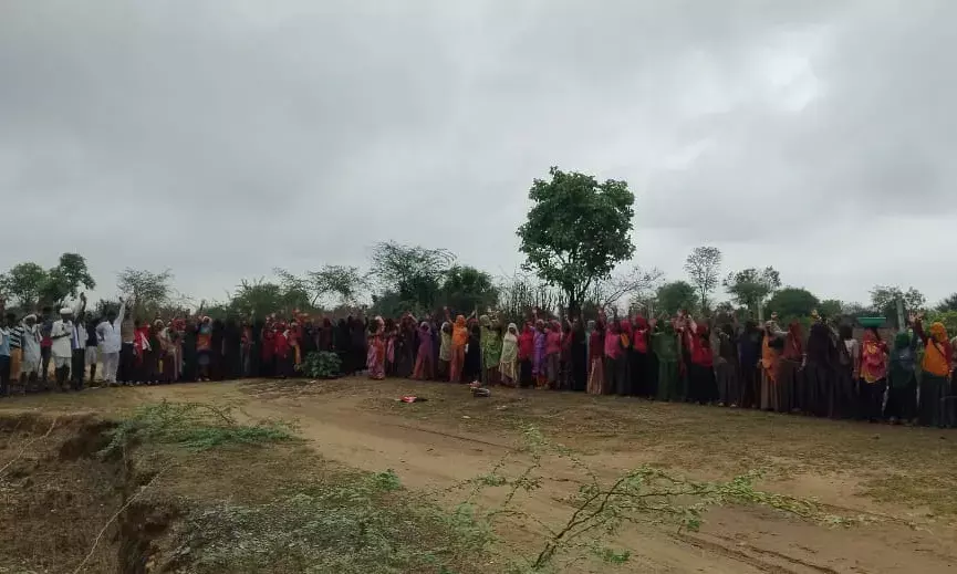 सहायक सचिव को वापस लगाने की मांग को लेकर थलखुर्द गांववासियों ने नरेगा कार्य बन्द  कर रोष व्यक्त किया