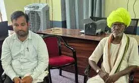 ACB की जाल में फंसा रिश्वत लेता पटवारी और चेनमैन