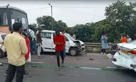 पुणे में  कार और पिकअप ट्रक की टक्कर में 8 लोगों की दर्दनाक मौत