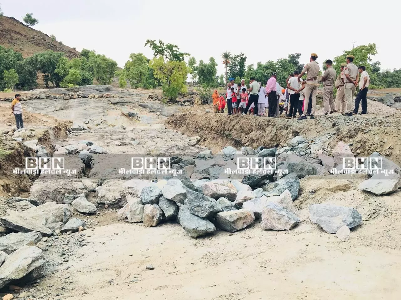 ठेकेदार द्वारा आम रास्ते में बन रहे एनिकट का काम नहीं रोकने पर मौके पर पहुंचे एसडीएम, लगाई फटकार
