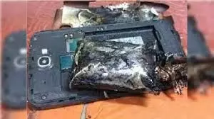 2 महीने पुराना फोन बम की तरह फटा,   आप न करें ये 5 गलतियां