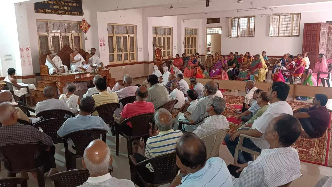 शांतिनाथ जिनालय हिरण मगरी सेक्टर 3 से विहार कर सेक्टर 4 मंदिर पहुंचे जैनाचार्य