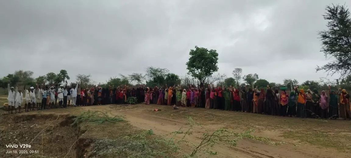 सहायक सचिव को वापस लगाने की मांग को लेकर थलखुर्द गांववासियों ने नरेगा कार्य बन्द कर रोष व्यक्त किया सहायक सचिव को वापस लगाने की मांग को लेकर थलखुर्द गांववासियों ने नरेगा कार्य बन्द कर रोष व्यक्त किया