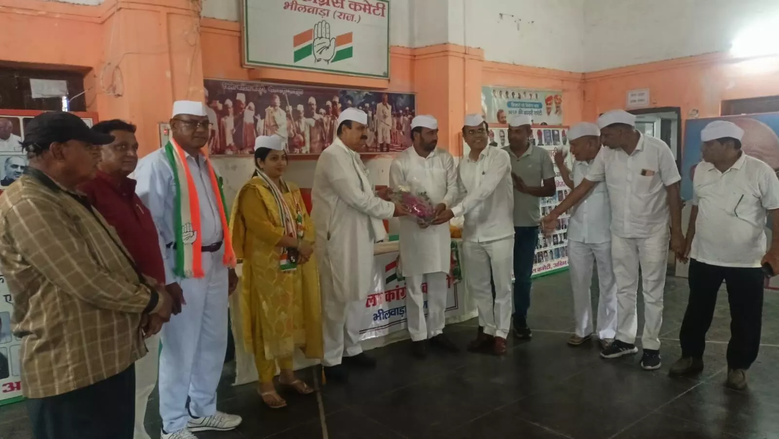 त्रिपाठी ने शेखावत को गुलदस्ता भेंट कर किया स्वागत त्रिपाठी ने शेखावत को गुलदस्ता भेंट कर किया स्वागत
