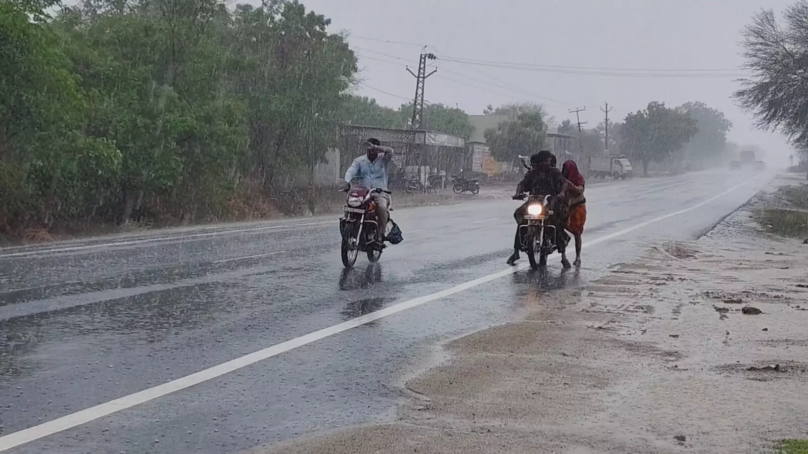 आषाढ़ में लगी सावन की झड़ी, दिनभर चला बारिश का दौर आषाढ़ में लगी सावन की झड़ी, दिनभर चला बारिश का दौर
