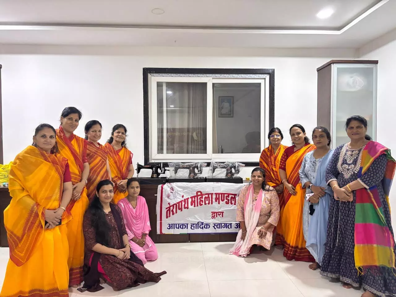 जरूरतमंद को सिलाई मशीन भेंट जरूरतमंद को सिलाई मशीन भेंट