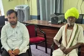 ACB की जाल में फंसा रिश्वत लेता पटवारी और चेनमैन