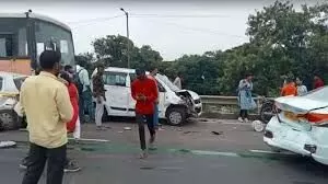 पुणे में  कार और पिकअप ट्रक की टक्कर में 8 लोगों की दर्दनाक मौत