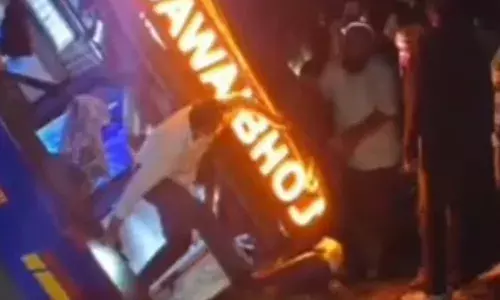 आसींद से सूरत जा रही बस नाथद्वारा में खड्डे में गिरी एक दर्जन यात्री घायल