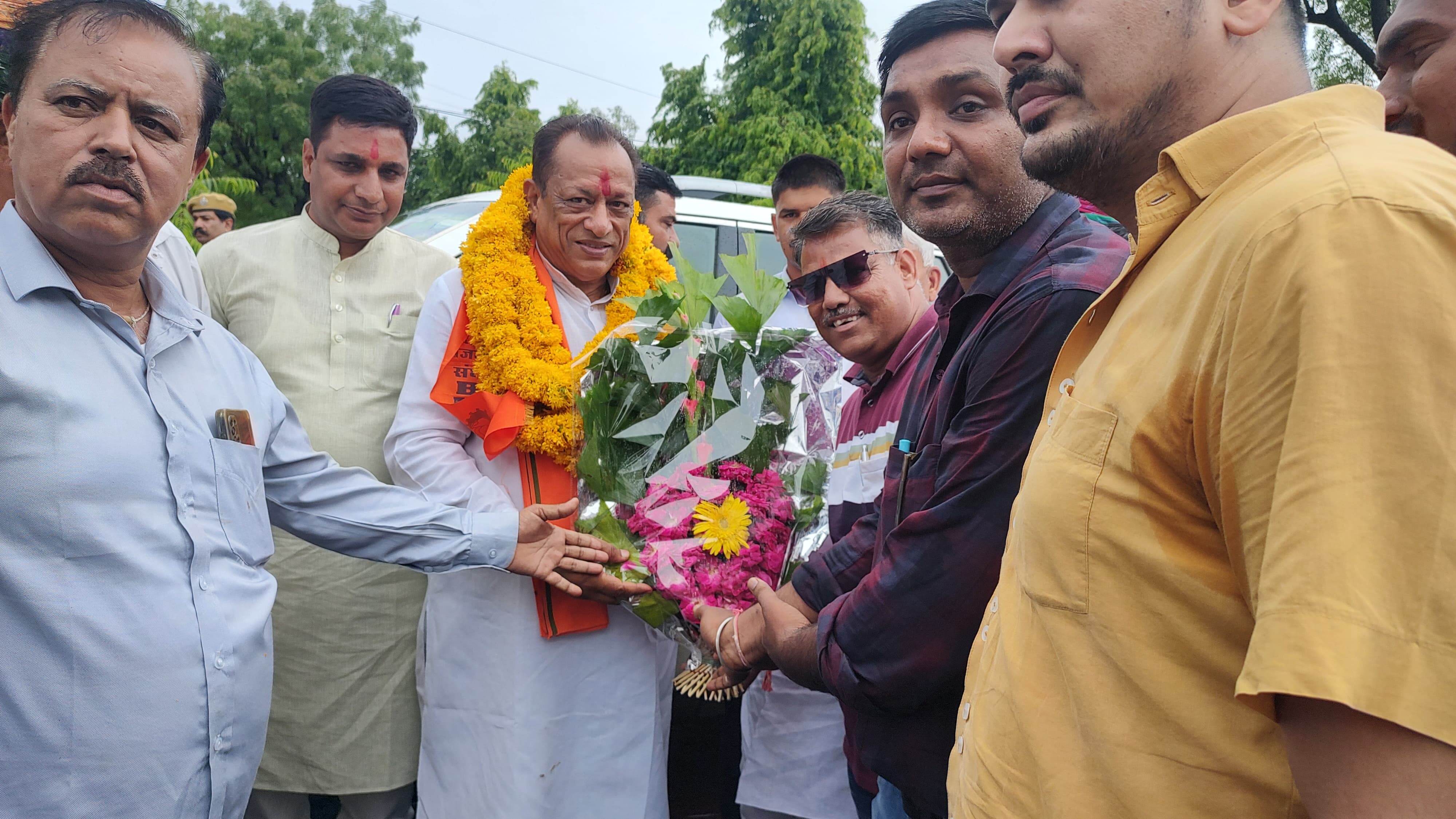 डेयरी मंत्री का स्वागत कर डेयरी कर्मचारी संघ ने सौंपा ज्ञापन