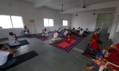 वर्षा होने के पर ग्रामीणों ने किया जोश के साथ योगाभ्यास"