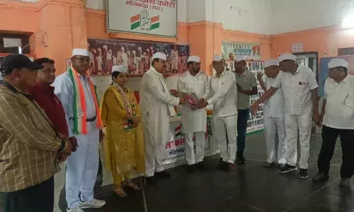 त्रिपाठी ने शेखावत को गुलदस्ता भेंट कर किया स्वागत त्रिपाठी ने शेखावत को गुलदस्ता भेंट कर किया स्वागत