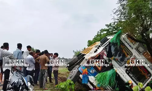 स्कूटी सवार को बचाने के प्रयास में गिट्टी से भरा डंपर पलटा स्कूटी सवार को बचाने के प्रयास में गिट्टी से भरा डंपर पलटा