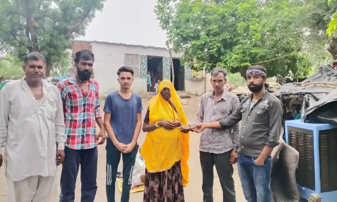 युवाओं की सोशल मीडिया पहल से गरीब परिवार को मिली आर्थिक मदद