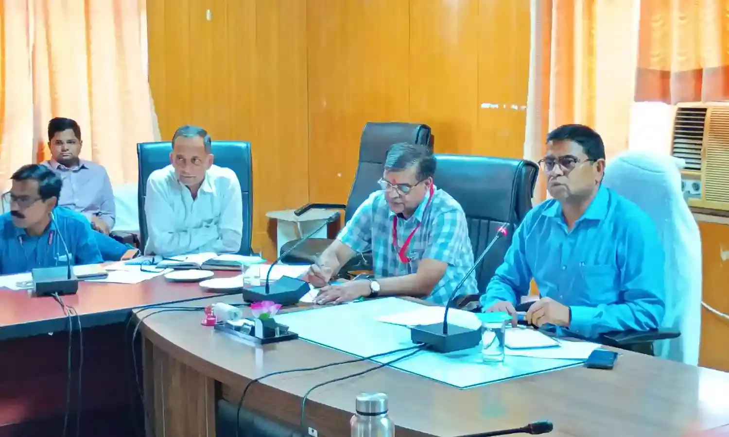 जिला कलक्टर बालमुकुन्द असावा की अध्यक्षता में शिक्षा विभाग की समीक्षा बैठक आयोजित