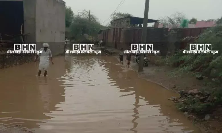 थलखुर्द गांव में कीचड़ में होकर निकल रहे ग्रामीण