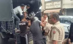 ट्रैफिक पुलिस ने काटे बेतरतीब खड़े वाहनों के चालान: