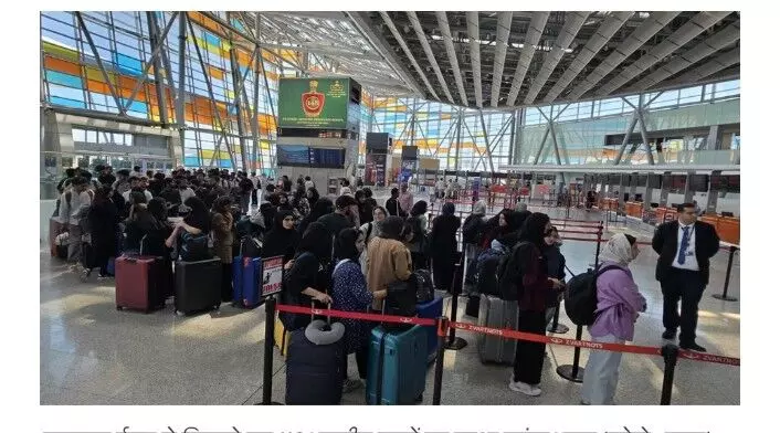 ईरान से निकाले गए 110 भारतीय छात्रों का जत्था पहुंचा भारत, खुशी से झूम उठे घरवाले ईरान से निकाले गए 110 भारतीय छात्रों का जत्था पहुंचा भारत, खुशी से झूम उठे घरवाले