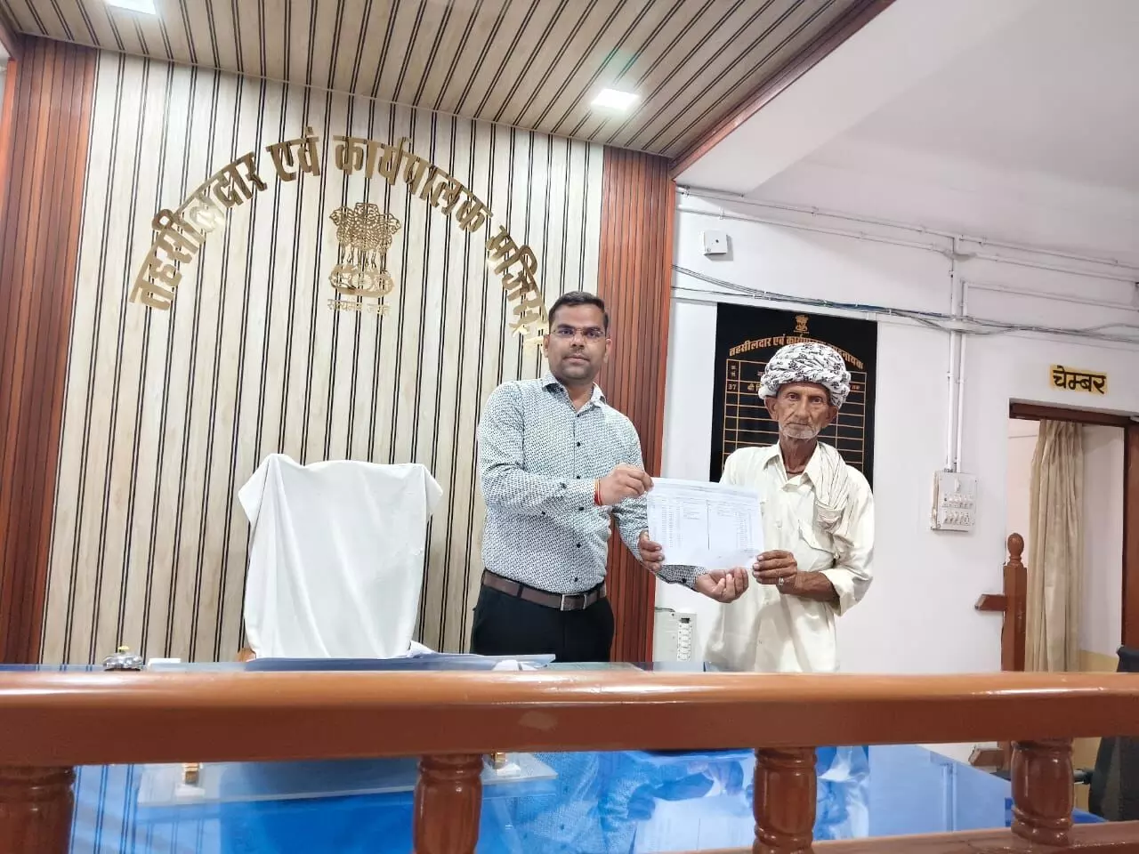 तहसीलदार विजय ने सौंपी जमाबंदी तो नहीं रहा खुशी का ठिकाना