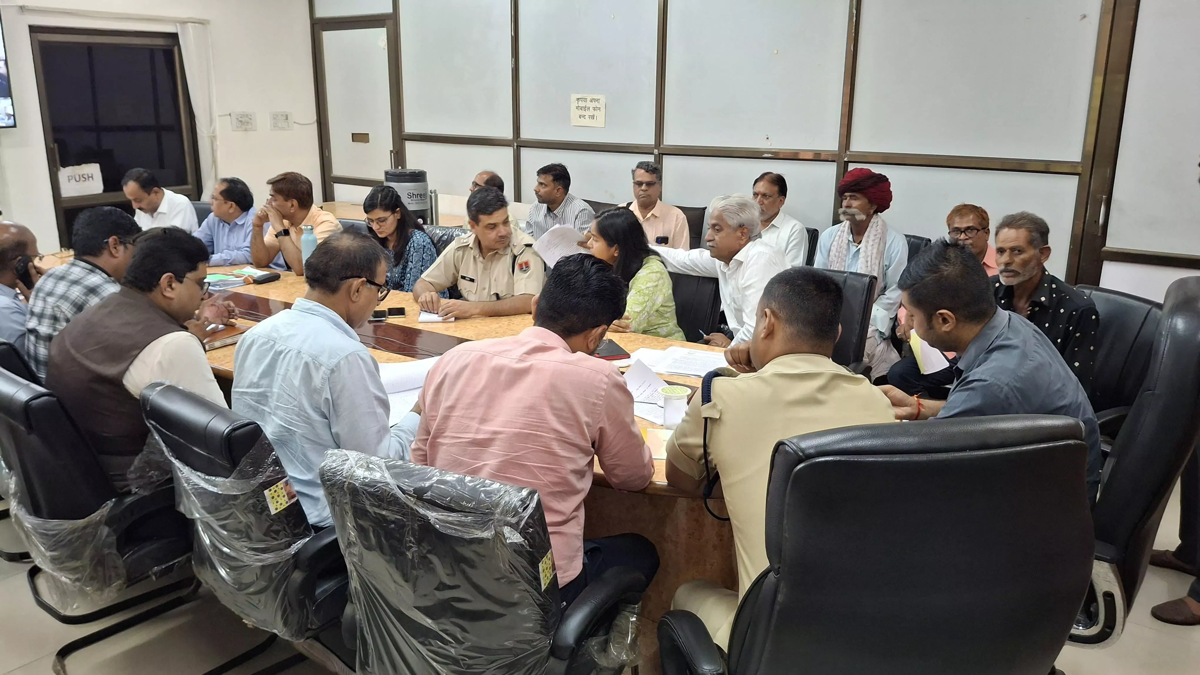 प्रकरणों का गुणवत्तापूर्ण निस्तारण कर आमजन को राहत प्रदान करें अधिकारी- जिला कलक्टर