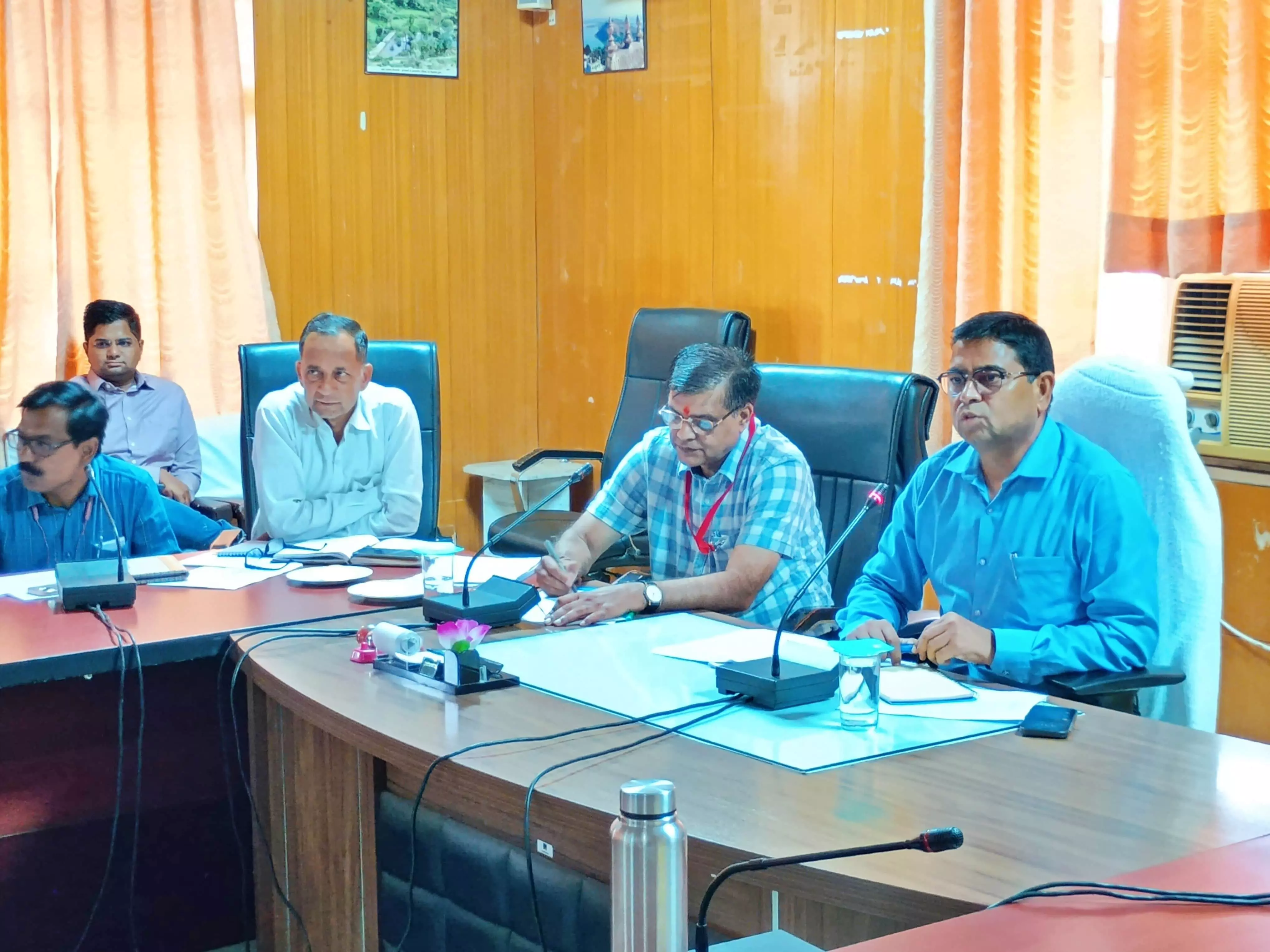 जिला कलक्टर बालमुकुन्द असावा की अध्यक्षता में शिक्षा विभाग की समीक्षा बैठक आयोजित