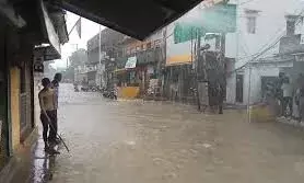 मानसून की एंट्री के साथ ही एमपी में झमाझम बारिश का दौर शुरू,नदी नाले उफान पर मानसून की एंट्री के साथ ही एमपी में झमाझम बारिश का दौर शुरू,नदी नाले उफान पर