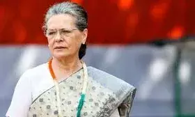 सोनिया गांधी को अस्पताल से मिली छुट्टी, लेने पहुंचे राहुल