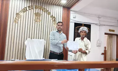 तहसीलदार विजय ने सौंपी जमाबंदी तो नहीं रहा खुशी का ठिकाना