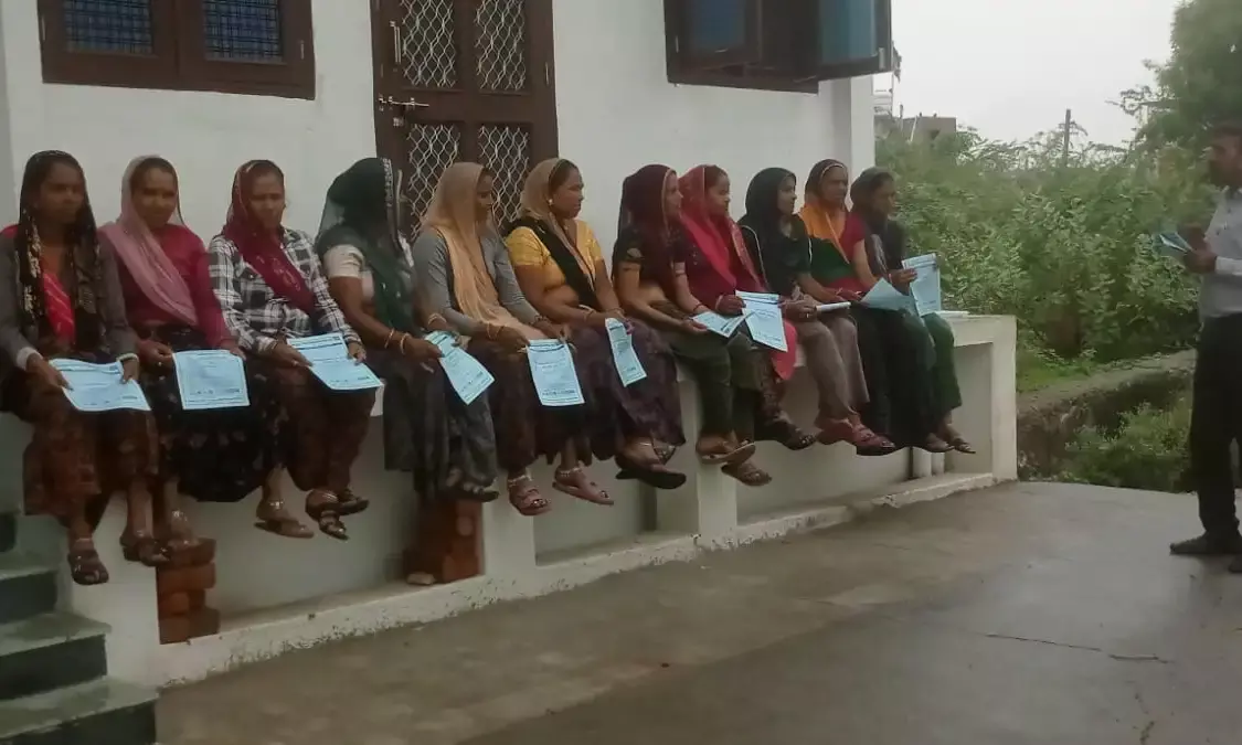 महिलाओं को पंपलेट वितरित कर बताया स्वच्छता का महत्व