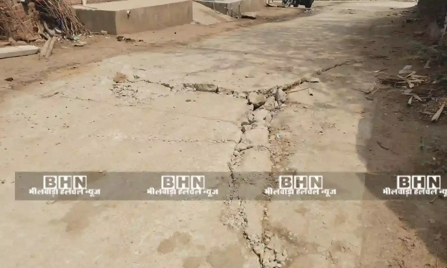 पहली बारिश में टूटी सड़कें सड़को में भरने लगा पानी ,तीन महीने लोगों को रुलाएंगी