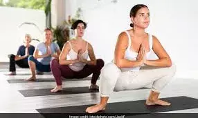 सुबह मलासन में बैठकर गर्म पानी पीने से मिलते हैं कई हेल्थ बेनिफिट्स सुबह मलासन में बैठकर गर्म पानी पीने से मिलते हैं कई हेल्थ बेनिफिट्स