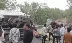 लोहे से भरे ट्रक ने पांच वाहनों को मारी टक्कर, 3 की मौत, 10 घायल लोहे से भरे ट्रक ने पांच वाहनों को मारी टक्कर, 3 की मौत, 10 घायल