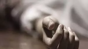 हरिपुरा मार्ग पर पेड़ के नीचे संदिग्ध हालात में मिला सरकारी कर्मचारी का शव, क्षेत्र में फैली सनसनी
