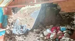 घर की दीवार गिरने से एक ही परिवार के चार लोगों की मौत घर की दीवार गिरने से एक ही परिवार के चार लोगों की मौत