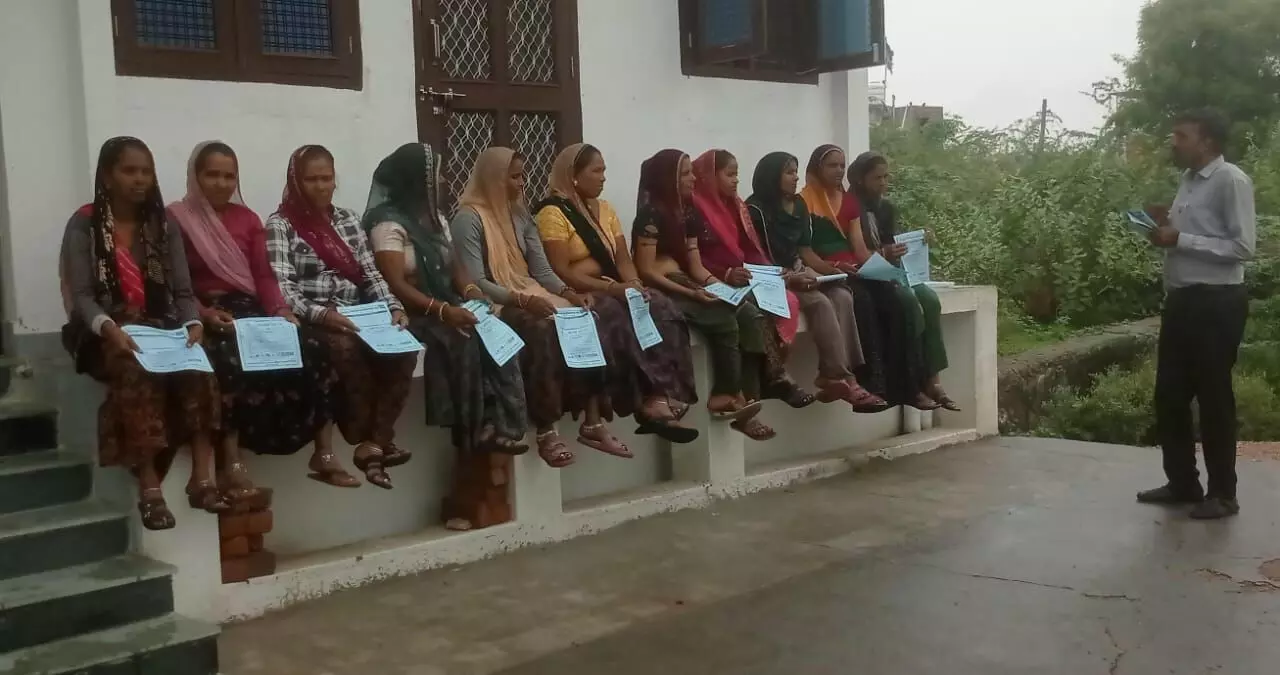 महिलाओं को पंपलेट वितरित कर बताया स्वच्छता का महत्व