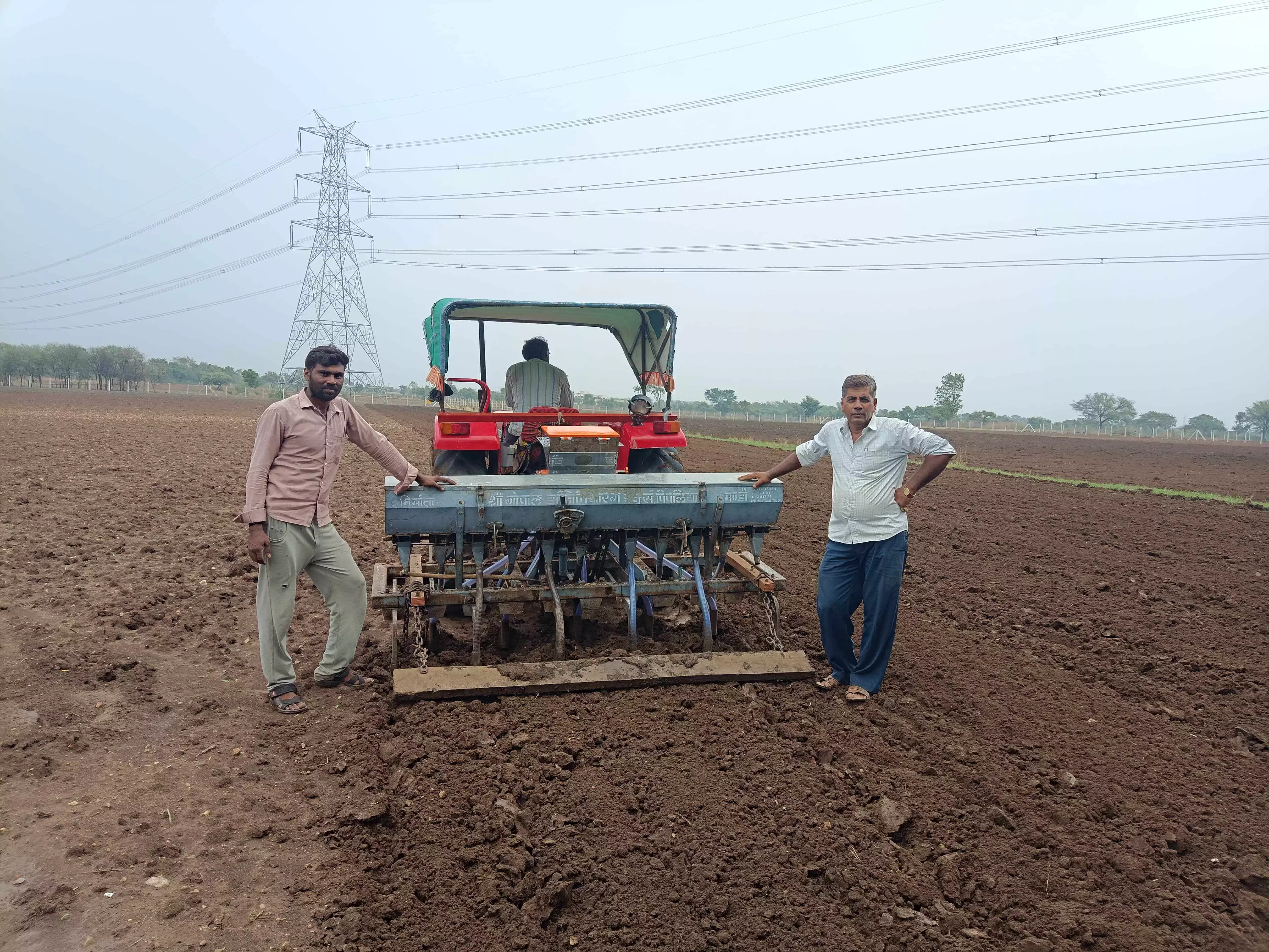 खरीफ फसल की बुवाई में जुटे काश्तकार