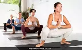 सुबह मलासन में बैठकर गर्म पानी पीने से मिलते हैं कई हेल्थ बेनिफिट्स